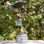 Luise mit Regenschirm als Wasserspeier. Bronzefiguren und Gartenfiguren bei Kunsthandel Lohmann in Timmendorfer Strand.
