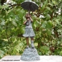 Luise mit Regenschirm als Wasserspeier. Bronzefiguren und Gartenfiguren bei Kunsthandel Lohmann in Timmendorfer Strand.
