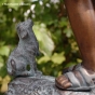 Luise mit Regenschirm als Wasserspeier. Bronzefiguren und Gartenfiguren bei Kunsthandel Lohmann in Timmendorfer Strand.

