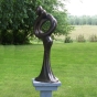 Moderne Bronzeskulptur "Abstraktes Liebespaar". Bronzefiguren und Gartenfiguren bei Kunsthandel Lohmann in Timmendorfer Strand.