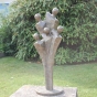 Moderne Skulptur Familie. Bronzefiguren und Gartenfiguren bei Kunsthandel Lohmann in Timmendorfer Strand.