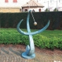 Moderne Sonnenuhr  Welle-Wave als Gartenskulptur. Bronzefiguren und Gartenfiguren bei Kunsthandel Lohmann in Timmendorfer Strand.
