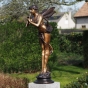 Bronzeskulptur "Stehende Fee mit Flöte" auf einem Sockel