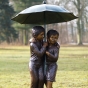 paar unter Regenschirm bronze
