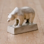 Bronzeskulptur "Bär - Börse" klein auf Sockel in Silber von der Seite 