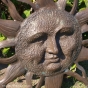Sonne mit Gesicht als Wandschmuck.

