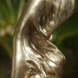 Nahaufnahme von der Patina der Skulptur Spirit of Ecstasy 