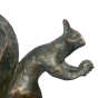 stehendes Eichhörnchen als Gartenskulptur 