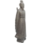 Seitenansicht der Steinskulptur "Stehender Samurai mit Schwert"