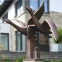 Frontansicht der Figur "Schwanengruppe" im Garten