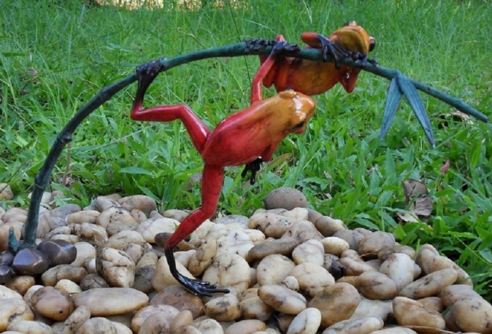 Bronzeskulptur "Zwei rote Frösche im Schilf"