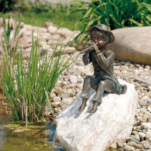 Rottenecker Bronzeskulptur "Flötenspieler Toni" als Wasserspeier