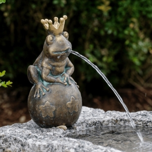 Rottenecker Bronzeskulptur "Froschkönig Leopold" als Wasserspeier