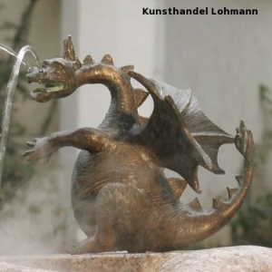 Lustiger Drache Drusilla als Wasserspeier