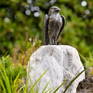 Bronze-Turmfalke auf Rosario-Sockel