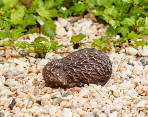 Schlafender Igel aus Bronze