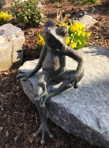 Rottenecker Bronzeskulptur "Froschkönig Jörg" als Wasserspeier
