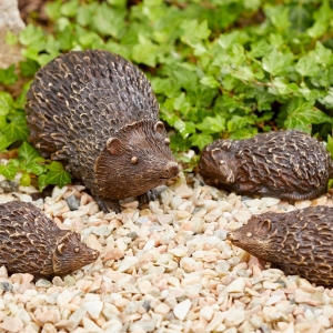 Igel Mutter aus Bronze mit Kindern