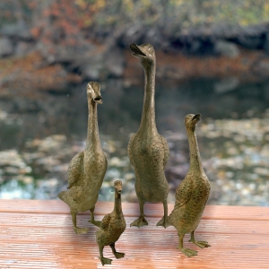 Gesamtansicht der Bronzefigur "Entenfamilie"