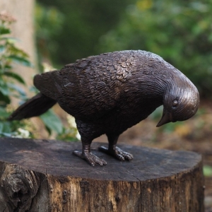 Bronzeskulptur "Hinabgebeugte Taube"