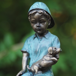 Bronzeskulptur Kleiner Junge mit seinem Hund 