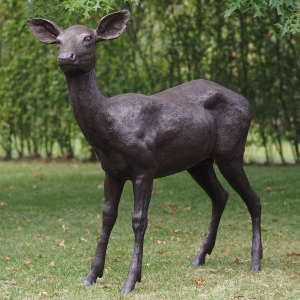 Bronzeskulptur Hirschkuh auf Wiese 