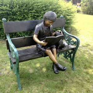 Mädchen mit Hund auf Bank
