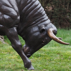 Bronzeskulptur Kopf von einem Stier mit brauner Patina