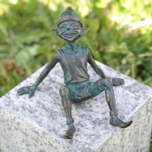 Bronzeskulptur "Vergnügter Gnom"