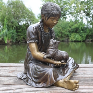 Bronzeskulptur "Mirja spricht mit ihrer Katze"