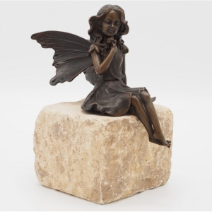Beispielansicht der Bronzeskulptur "Sitzende Fee mit Blume"