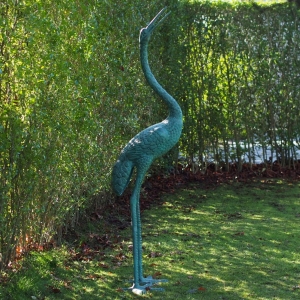 Bronzeskulptur "Stehender Kranich, Kopf nach oben"