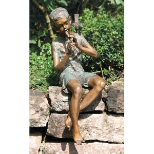 Frontansicht der Bronzeskulptur "Junge mit Flöte"