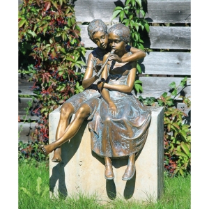 Frontansicht der Bronzefigur "Paar mit Flöte"