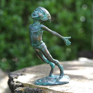 Bronzeskulptur "Fallender Gnom"