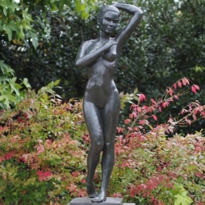 Bronzefigur "Sitzende Alina"