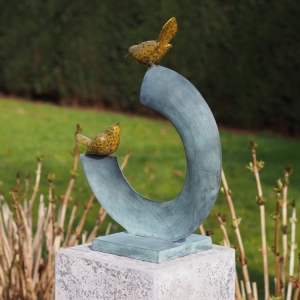 Liebespaar zweier Vögel im Garten auf Säule