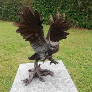 Bronzeskulptur "Fliegende Eule" mit einer braunen Patina