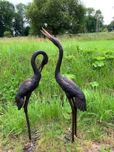 Bronzeskulptur Stehendes Kranich-Reiherpaar auf einem Feld 