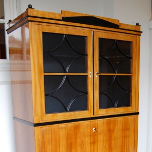 "Biedermeier Vitrinenaufsatz-Sekretär süddeutsch um 1810/1820 in Kirschbaum und Birnbaum" 