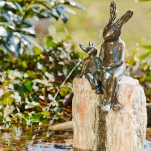 Peter Hase mit Sohn   Hasenskulptur Rottenecker Hasenpaar