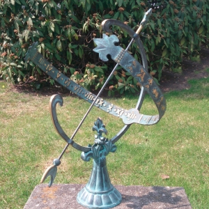 Gartenskulptur Große Sternzeichen-Sonnenuhr auf rundem Standfuß. Bronzefiguren und Gartenfiguren bei Kunsthandel Lohmann in Timmendorfer Strand.
