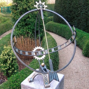 Große Bronze - Sonnenuhr auf verziertem Standfuß. Bronzefiguren und Gartenfiguren bei Kunsthandel Lohmann in Timmendorfer Strand.
