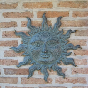 Bronzeskulptur Sonne als Wandrelief mit grüner Patina 