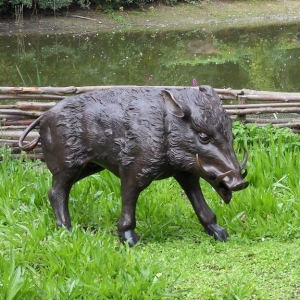 Keilerskulptur Wildschweinskulptur Jägerskulptur. Bronzefiguren und Gartenfiguren bei Kunsthandel Lohmann in Timmendorfer Strand.