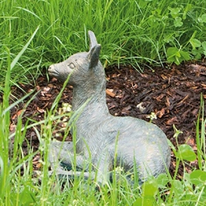 Bronzeskulptur "Sitzendes kleines Rehkitz"