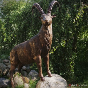Steinsockel Bronzeskulptur Steinbock 