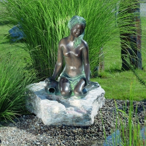 Bronzeakt Alena mit Krug als Wasserspeier