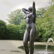 Badende Aktfigur aus Bronze