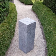 Granit-Säule mit glatter Oberfläche in grau.